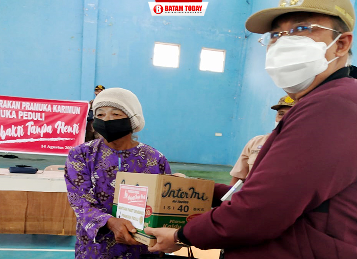 Ka. Kwarcab Pramuka Kabupaten Karimun H. Anwar Hasyim saat menyerahkan bantuan paket sembako kepada warga di Kecamatan Durai